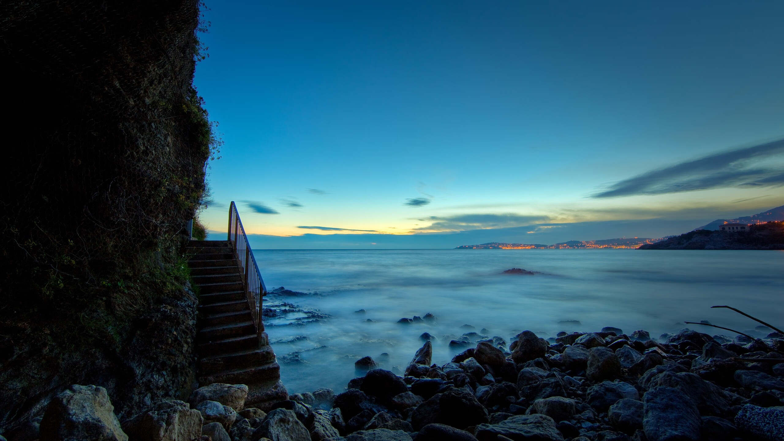 中国女足队员刘某在比赛中攻入制胜球，中国女足队员受伤