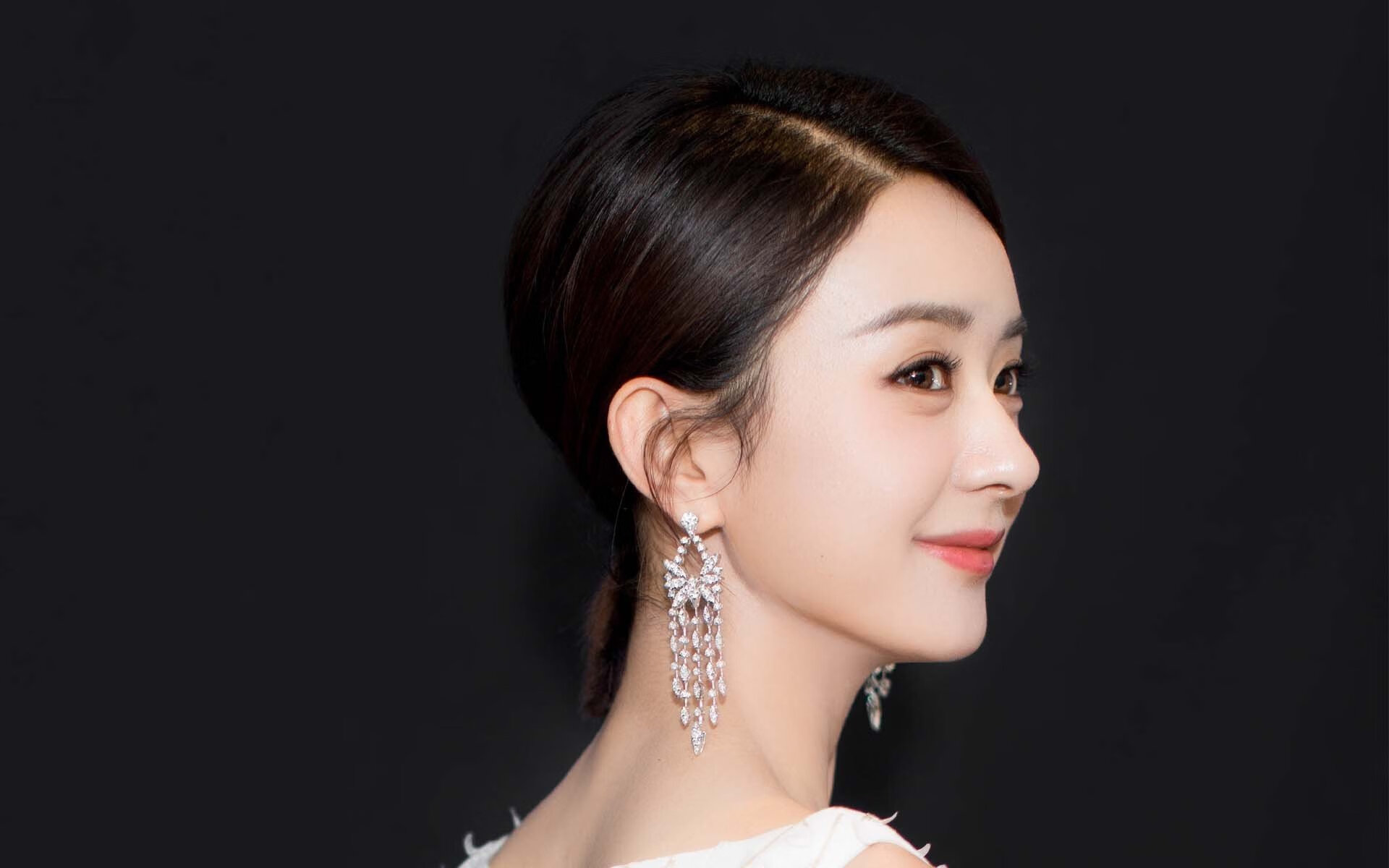 女子国家队训练中加强突破训练提升边路攻击效率,女子田径国家队